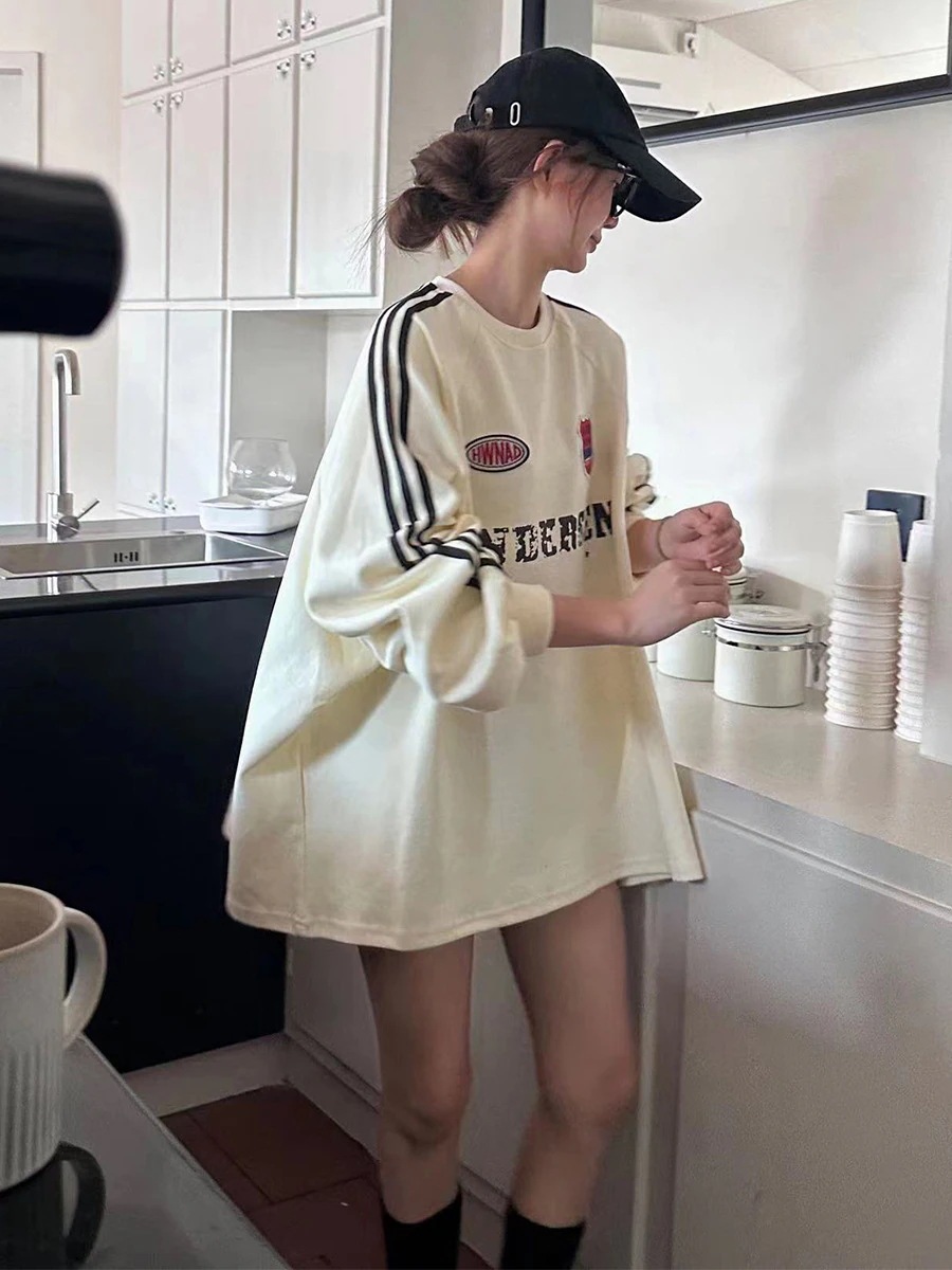 アメリカンレトロストリートレタースプレーペインティングルーズミッドレングススウェットシャツ女性用 2024 秋トップスカップルシャツ