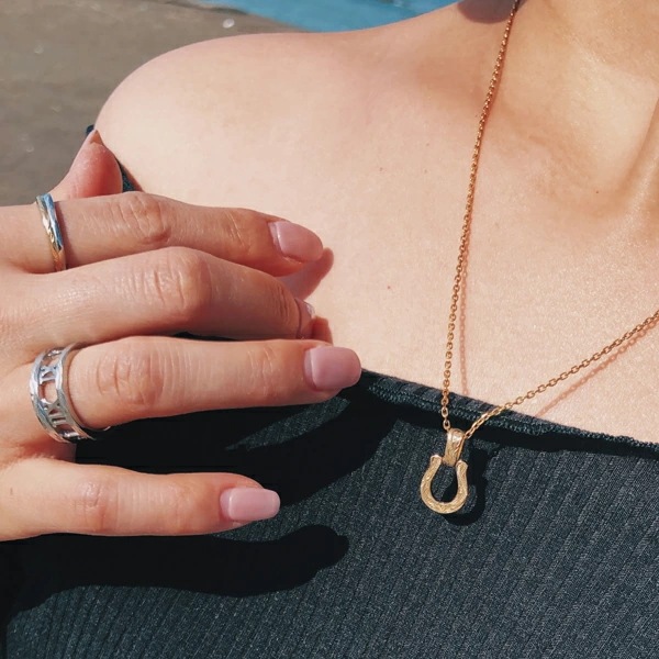 ペンダントネックレス メンズ レディース ハワイアンジュエリー 馬蹄 サージカルステンレス 安全 安 ペンダントネックレス メンズ レディース ハワイアンジュエリー 馬蹄 サージカルステンレス 安全 安