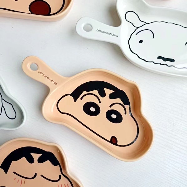 Qoo10] クレヨンしんちゃん皿陶磁器単柄異形焼き皿