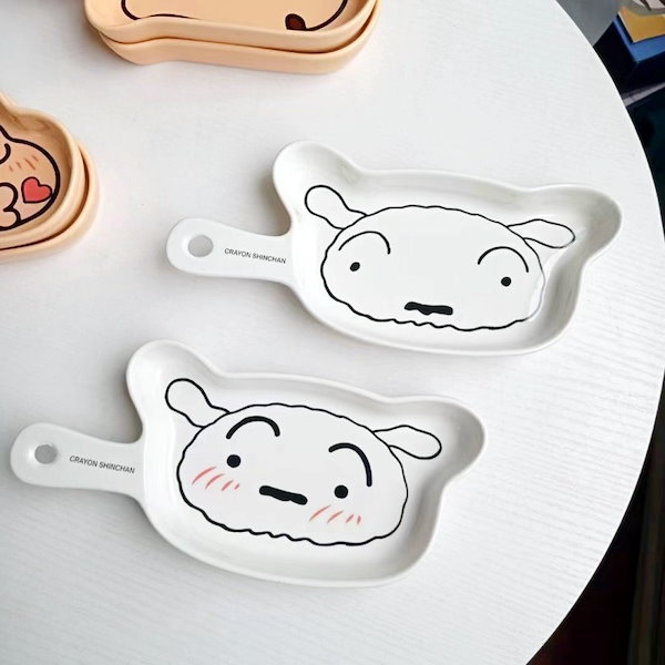 Qoo10] クレヨンしんちゃん皿陶磁器単柄異形焼き皿