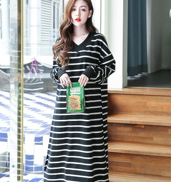 お泊りデート モテコーデ ワンピース トレーナー 部屋着 寝巻き ナイトウェア 膝丈 ひざ丈 袖あり 長袖 Vネック 襟なし フレア Aライン かわいい 可愛い シンプル カジュアル お泊りデート モテコーデ ワンピース トレーナー 部屋着 寝巻き ナイトウェア 膝丈 ひざ丈 袖あり 長袖 Vネック 襟なし フレア Aライン かわいい 可愛い シンプル カジュアル