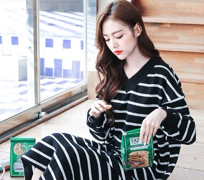 お泊りデート モテコーデ ワンピース トレーナー 部屋着 寝巻き ナイトウェア 膝丈 ひざ丈 袖あり 長袖 Vネック 襟なし フレア Aライン かわいい 可愛い シンプル カジュアル お泊りデート モテコーデ ワンピース トレーナー 部屋着 寝巻き ナイトウェア 膝丈 ひざ丈 袖あり 長袖 Vネック 襟なし フレア Aライン かわいい 可愛い シンプル カジュアル