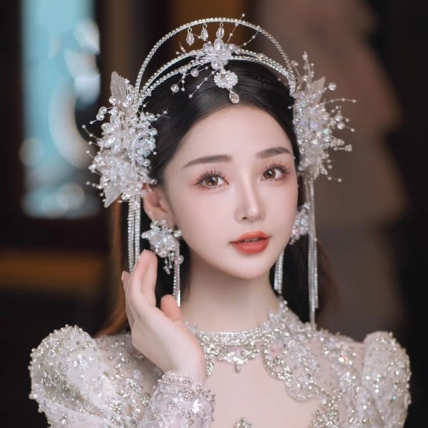 ウェディングティアラ フラワー ヘアアクセサリー ヘッドアクセサリー ウエディング用品 ウェディング小物 豪華 華やか お洒落 キラキラ アクセサリー