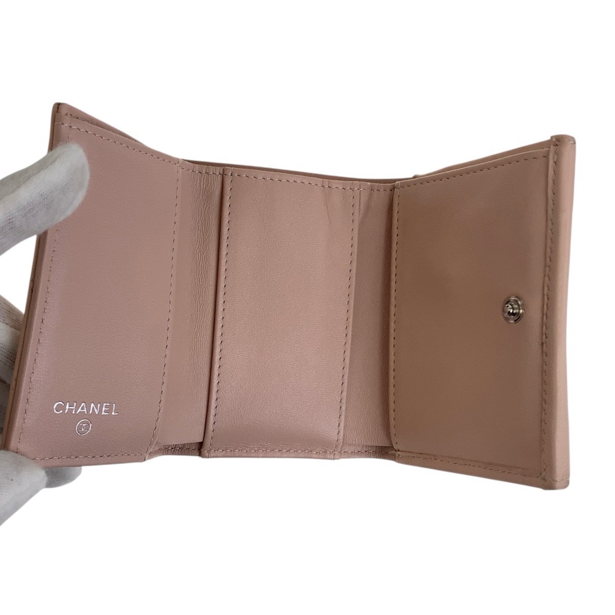 マトラッセ ココマーク ピンクベージュ シルバー金具 ラムスキン コンパクトウォレット Wホック レディース 504966 マトラッセ ココマーク ピンクベージュ シルバー金具 ラムスキン コンパクトウォレット Wホック レディース 504966