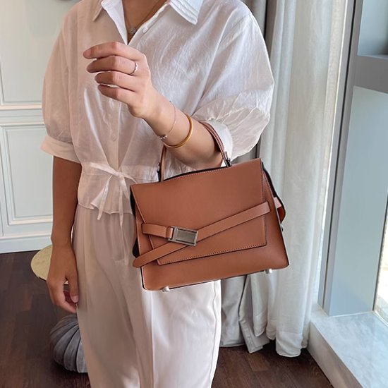ハンドバッグ レディース バッグ 鞄 かばん ショルダーバッグ 肩掛けバッグ 斜め掛けバッグ きれいめ エレガント 通勤 オフィス OL 牛革 レザー 上品 カジュアル お出かけ おしゃれ 無地 女性