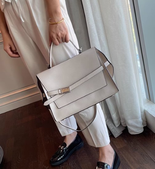 ハンドバッグ レディース バッグ 鞄 かばん ショルダーバッグ 肩掛けバッグ 斜め掛けバッグ きれいめ エレガント 通勤 オフィス OL 牛革 レザー 上品 カジュアル お出かけ おしゃれ 無地 女性