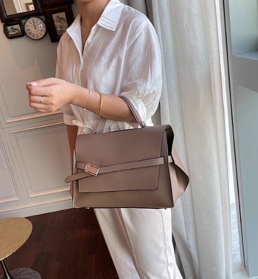 ハンドバッグ レディース バッグ 鞄 かばん ショルダーバッグ 肩掛けバッグ 斜め掛けバッグ きれいめ エレガント 通勤 オフィス OL 牛革 レザー 上品 カジュアル お出かけ おしゃれ 無地 女性