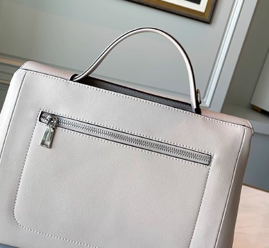 ハンドバッグ レディース バッグ 鞄 かばん ショルダーバッグ 肩掛けバッグ 斜め掛けバッグ きれいめ エレガント 通勤 オフィス OL 牛革 レザー 上品 カジュアル お出かけ おしゃれ 無地 女性