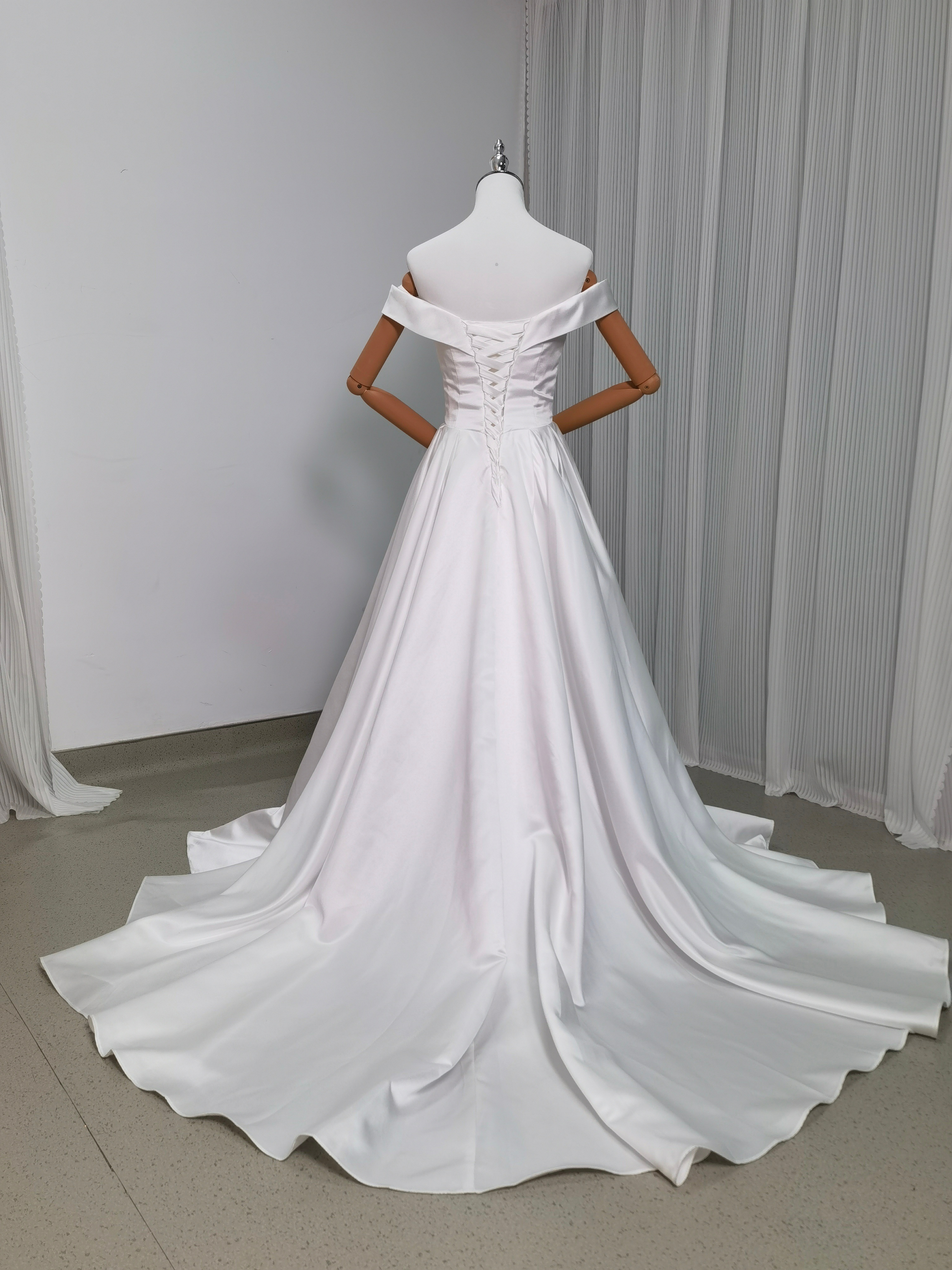 ウェディングドレス オフショルダー 光沢サテン スレンダーライン 結婚式 前撮り ウェディングドレス オフショルダー 光沢サテン スレンダーライン 結婚式 前撮り