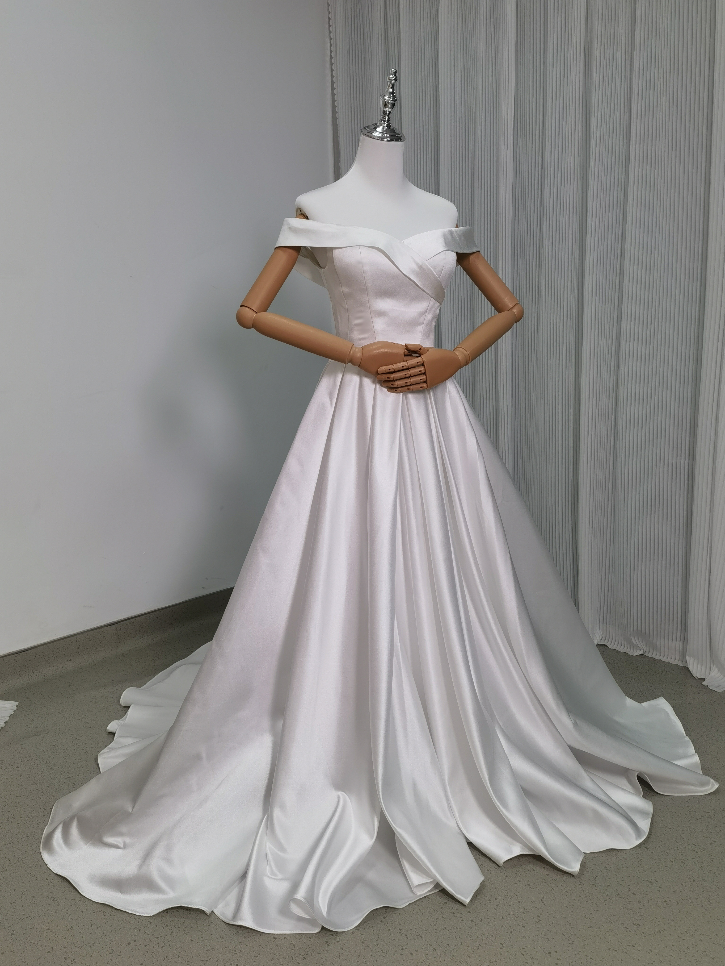 ウェディングドレス オフショルダー 光沢サテン スレンダーライン 結婚式 前撮り ウェディングドレス オフショルダー 光沢サテン スレンダーライン 結婚式 前撮り