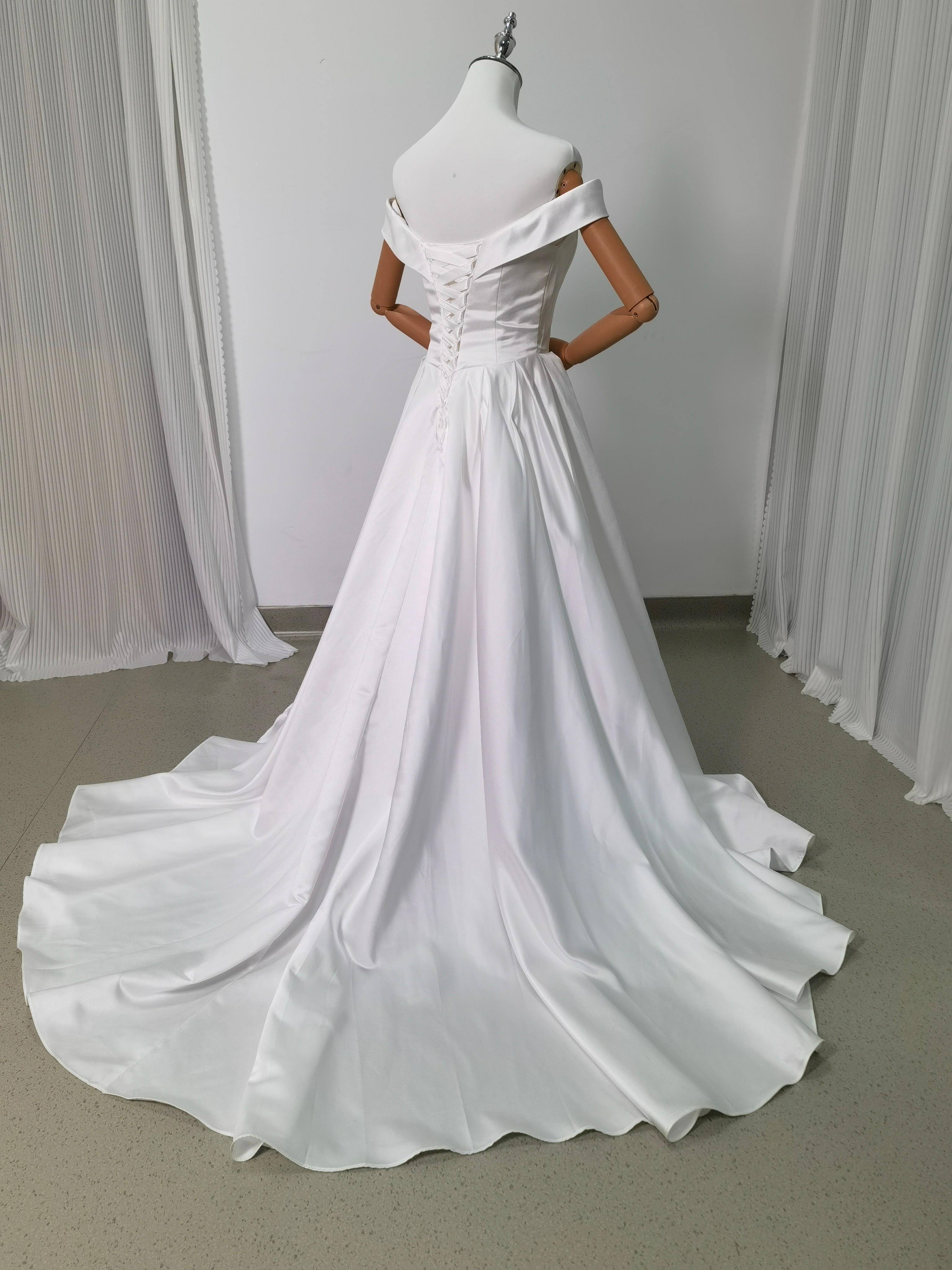 ウェディングドレス オフショルダー 光沢サテン スレンダーライン 結婚式 前撮り ウェディングドレス オフショルダー 光沢サテン スレンダーライン 結婚式 前撮り