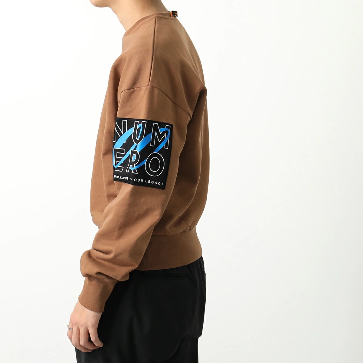 NUMERO 00 ヌメロ スウェットシャツ CREW PATCH NUMERO 22160 メンズ トレーナー ロゴパッチ 裏起毛 コットン クルーネック BROWN NUMERO 00 ヌメロ スウェットシャツ CREW PATCH NUMERO 22160 メンズ トレーナー ロゴパッチ 裏起毛 コットン クルーネック BROWN