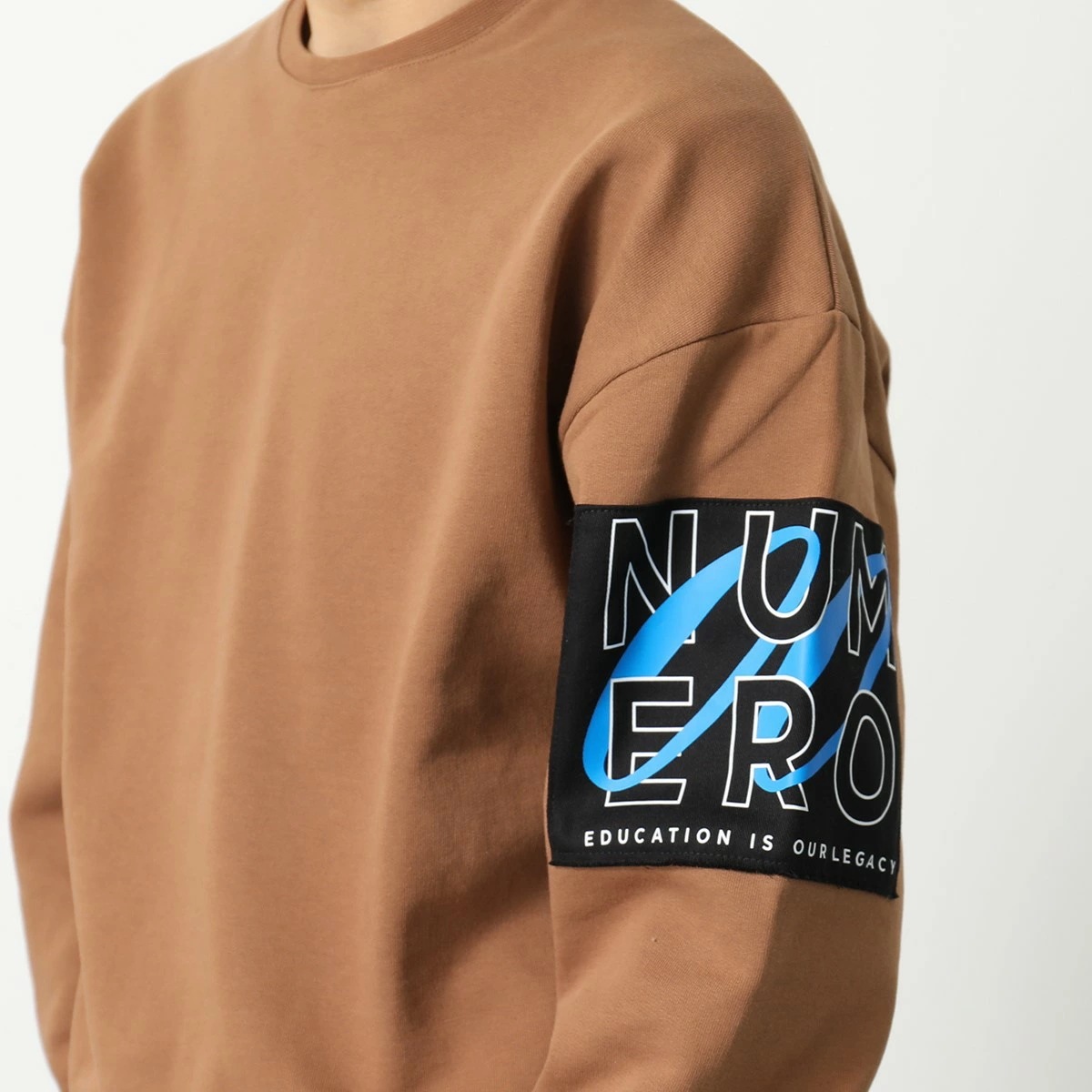 NUMERO 00 ヌメロ スウェットシャツ CREW PATCH NUMERO 22160 メンズ トレーナー ロゴパッチ 裏起毛 コットン クルーネック BROWN NUMERO 00 ヌメロ スウェットシャツ CREW PATCH NUMERO 22160 メンズ トレーナー ロゴパッチ 裏起毛 コットン クルーネック BROWN