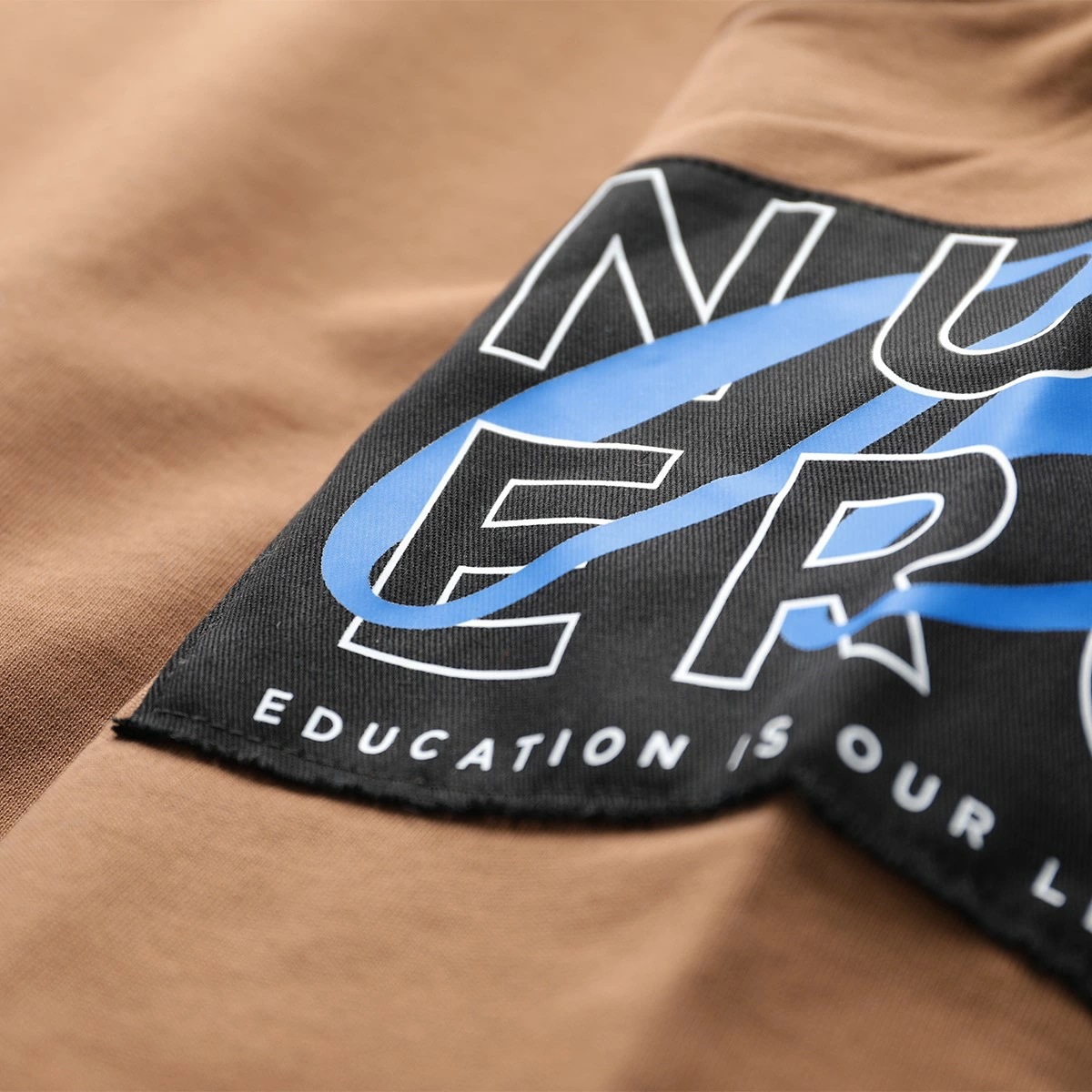 NUMERO 00 ヌメロ スウェットシャツ CREW PATCH NUMERO 22160 メンズ トレーナー ロゴパッチ 裏起毛 コットン クルーネック BROWN NUMERO 00 ヌメロ スウェットシャツ CREW PATCH NUMERO 22160 メンズ トレーナー ロゴパッチ 裏起毛 コットン クルーネック BROWN