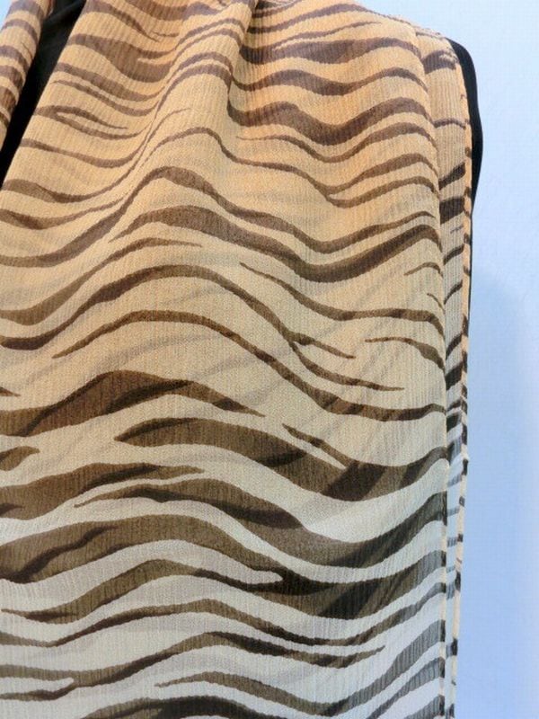 スカーフ ファッション小物 レディースファッション 正絹 14匁 バラ柄 ジャガード 手描き ロウケツ染 日本製 四角スカーフ 打ち込みの存在感 柔らか スカーフ ファッション小物 レディースファッション 正絹