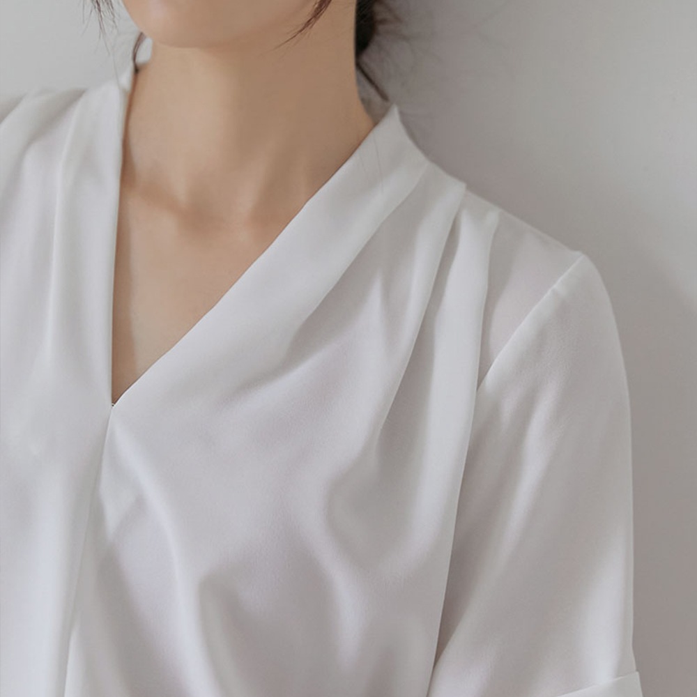 パレンVネックピンタックロールアップ1/2ブラウス パレンVネックピンタックロールアップ1/2ブラウス