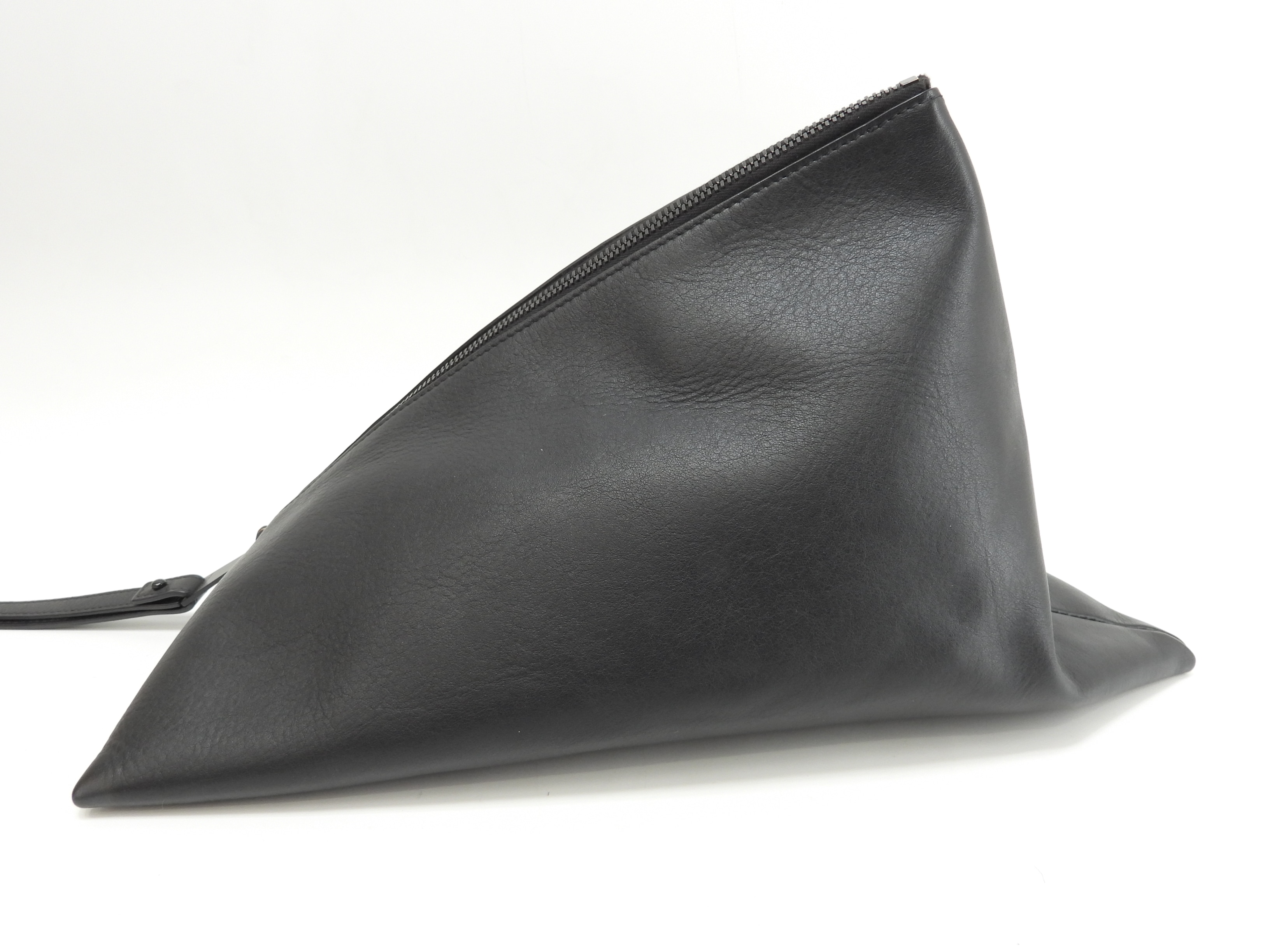 クラッチバッグ 三角 スムースレザー黒 セカンドバッグ 美品@S02133448I クラッチバッグ 三角 スムースレザー黒 セカンドバッグ 美品@S02133448I