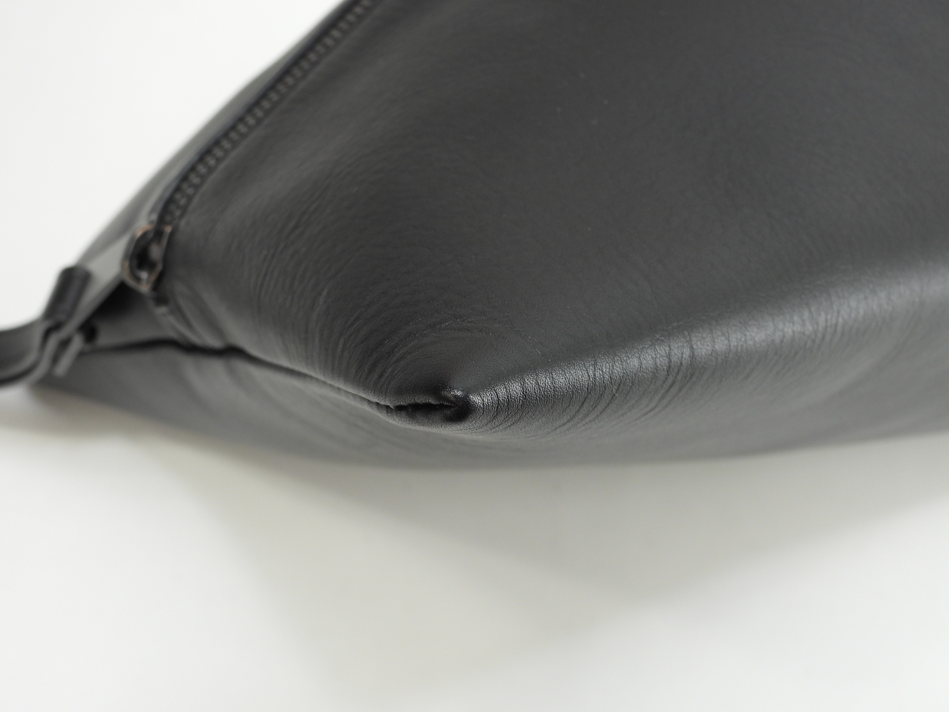 クラッチバッグ 三角 スムースレザー黒 セカンドバッグ 美品@S02133448I クラッチバッグ 三角 スムースレザー黒 セカンドバッグ 美品@S02133448I