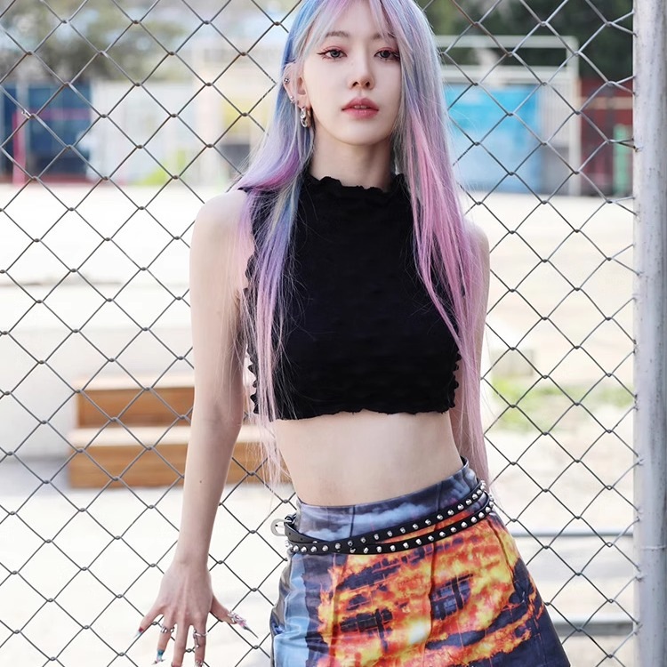 lesserafim 宮脇桜堂 スタンドカラー ノースリーブ テクスチャーショートベスト ファイヤースカート