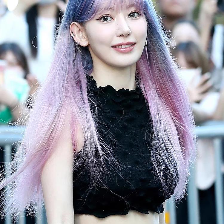 lesserafim 宮脇桜堂 スタンドカラー ノースリーブ テクスチャーショートベスト ファイヤースカート