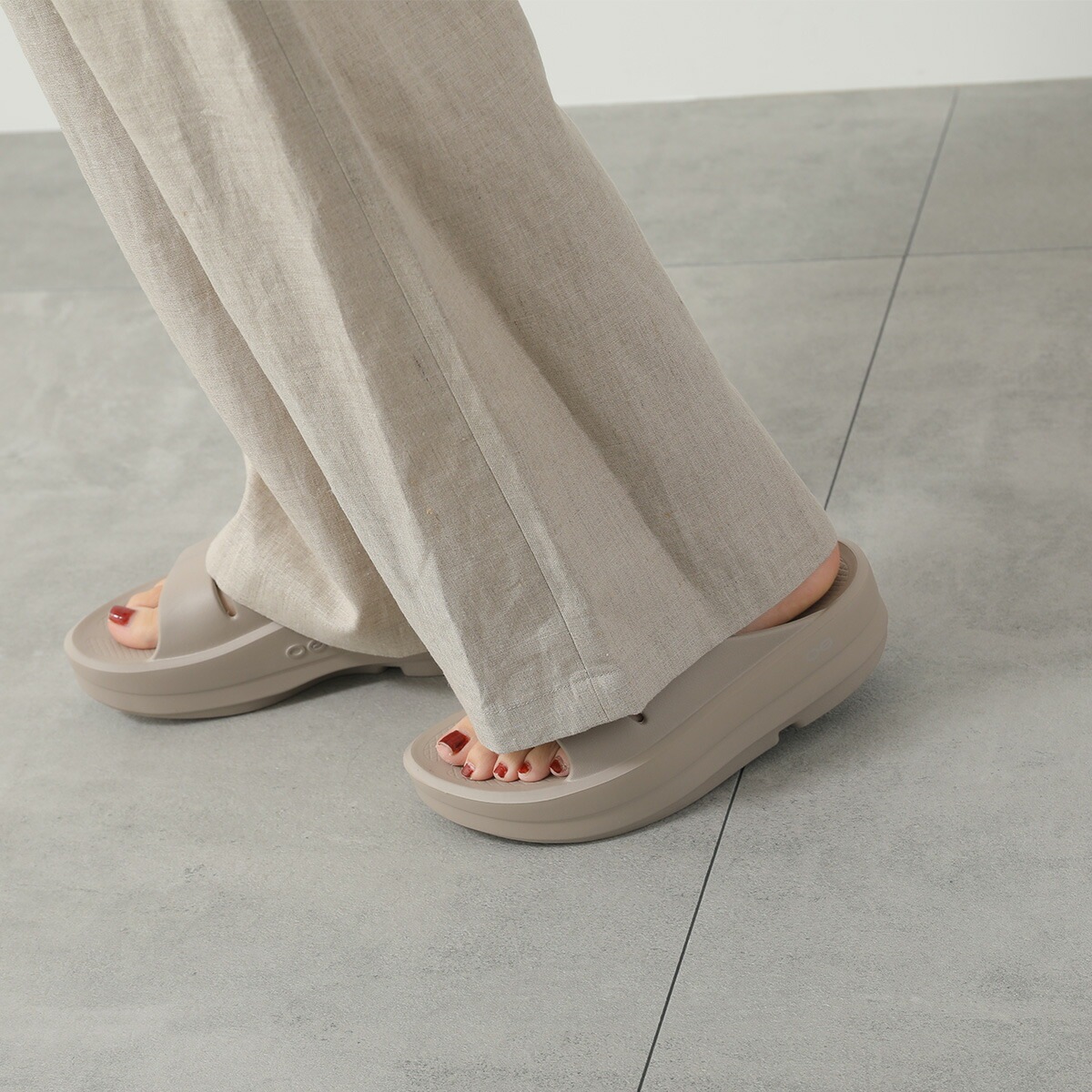 OOFOS ウーフォス リカバリーサンダル OOMEGA OOAHH ウーメガ ウーアー 1110 レディース スライドサンダル スリッパ ロゴ 厚底 EVA 靴 カラー2色 OOFOS ウーフォス リカバリーサンダル OOMEGA OOAHH ウーメガ ウーアー 1110 レディース スライドサンダル スリッパ ロゴ 厚底 EVA 靴 カラー2色