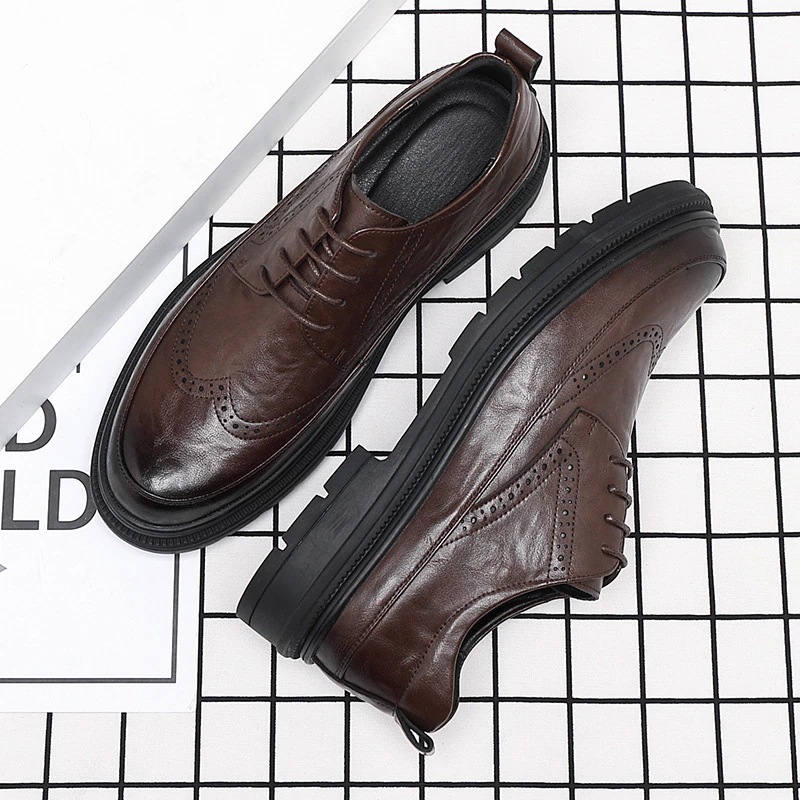 レトロファッションレザーシューズメンズビジネスフォーマルウェアハンドスクラッチパターントレンディメンズシューズブローグレザーシューズ