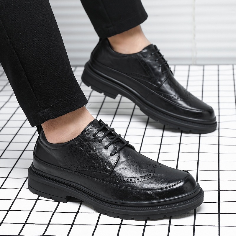 レトロファッションレザーシューズメンズビジネスフォーマルウェアハンドスクラッチパターントレンディメンズシューズブローグレザーシューズ