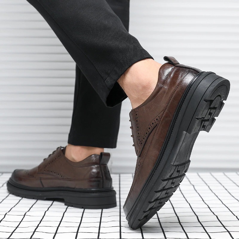 レトロファッションレザーシューズメンズビジネスフォーマルウェアハンドスクラッチパターントレンディメンズシューズブローグレザーシューズ