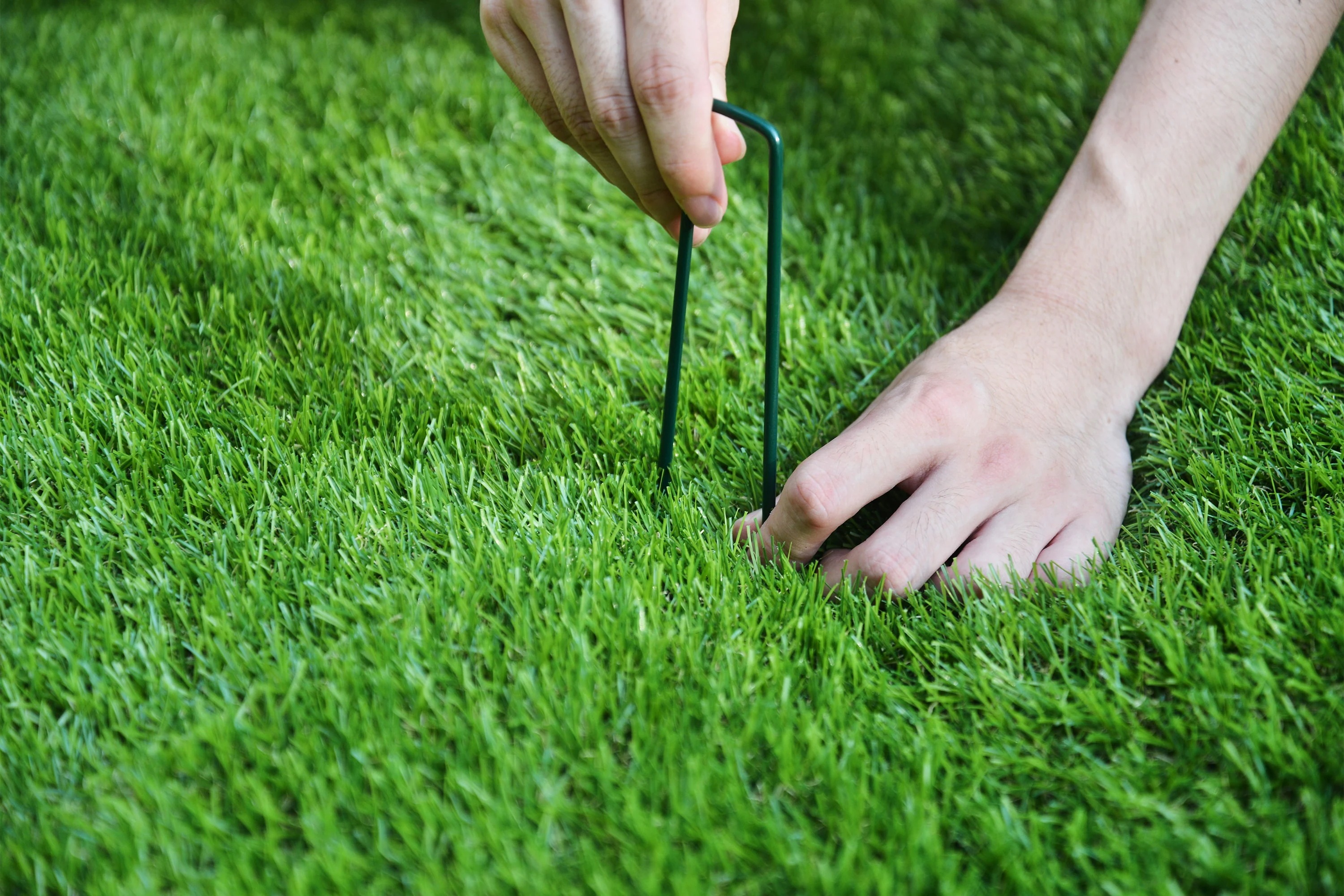 人工芝 ロール 1m×10m 芝丈20mm ピン22本つき 4色立体感 透水穴付