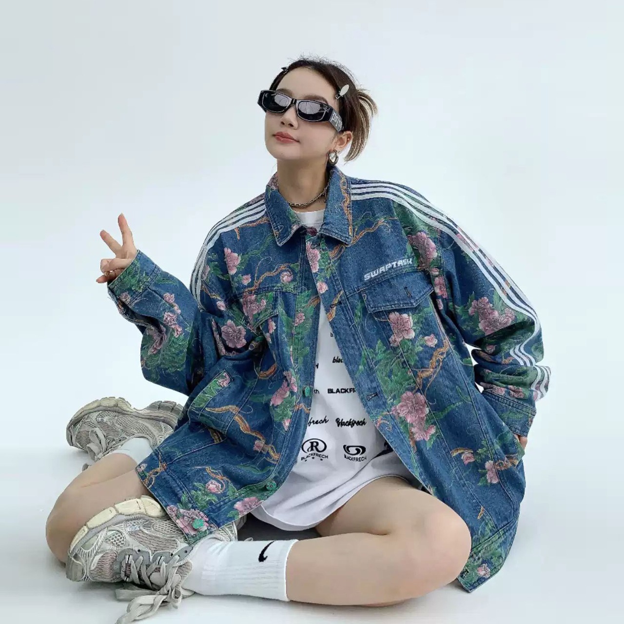 フローラルデザイン デニムジャケット レディース トップス コットン かわいい カジュアル おしゃれ レトロ こなれ感 個性的 花柄 春 秋 デート お出かけ 休日 カフェ M L XL 2XL フローラルデザイン デニムジャケット レディース トップス コットン かわいい カジュアル おしゃれ レトロ こなれ感 個性的 花柄 春 秋 デート お出かけ 休日 カフェ M L XL 2XL