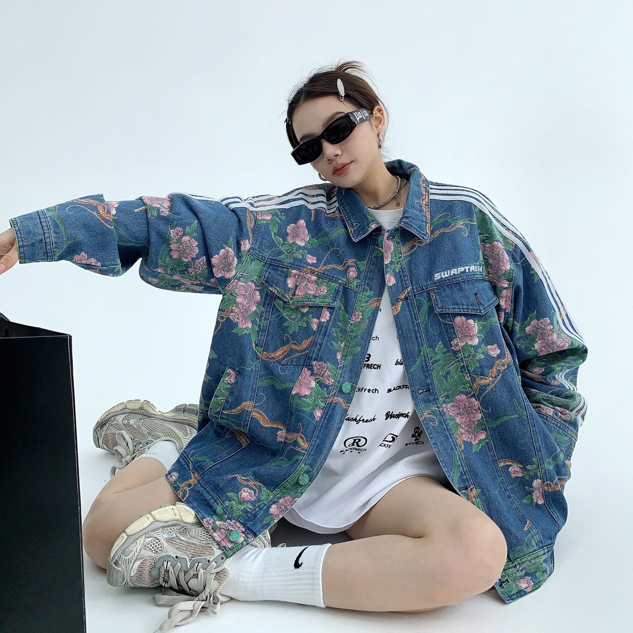 フローラルデザイン デニムジャケット レディース トップス コットン かわいい カジュアル おしゃれ レトロ こなれ感 個性的 花柄 春 秋 デート お出かけ 休日 カフェ M L XL 2XL フローラルデザイン デニムジャケット レディース トップス コットン かわいい カジュアル おしゃれ レトロ こなれ感 個性的 花柄 春 秋 デート お出かけ 休日 カフェ M L XL 2XL