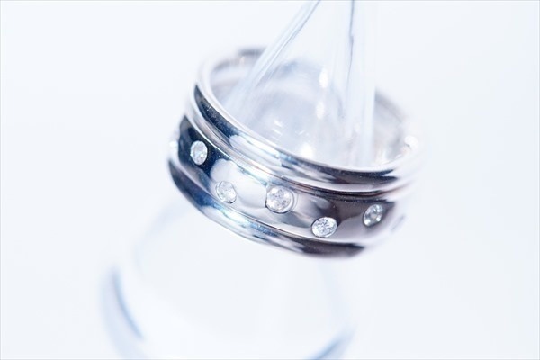 水玉模様のランダムキュービックジルコニアストーン 動くスライドジュエリーリング