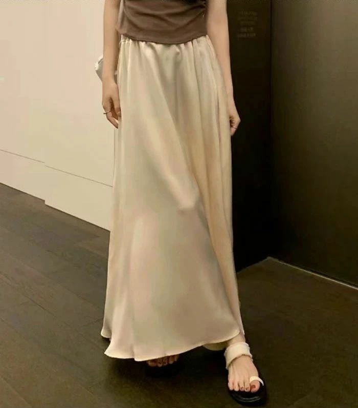 【送料無料】光沢感 ロング 春秋 滑らか レディース マキシ丈 ゴムウエスト プリーツスカート 黒 大きいサイズ