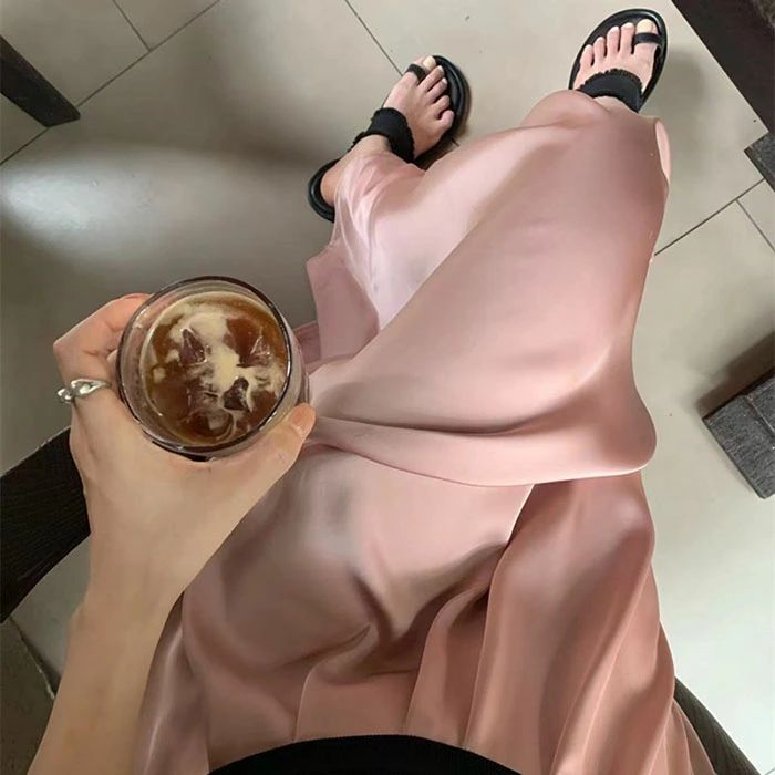 【送料無料】光沢感 ロング 春秋 滑らか レディース マキシ丈 ゴムウエスト プリーツスカート 黒 大きいサイズ