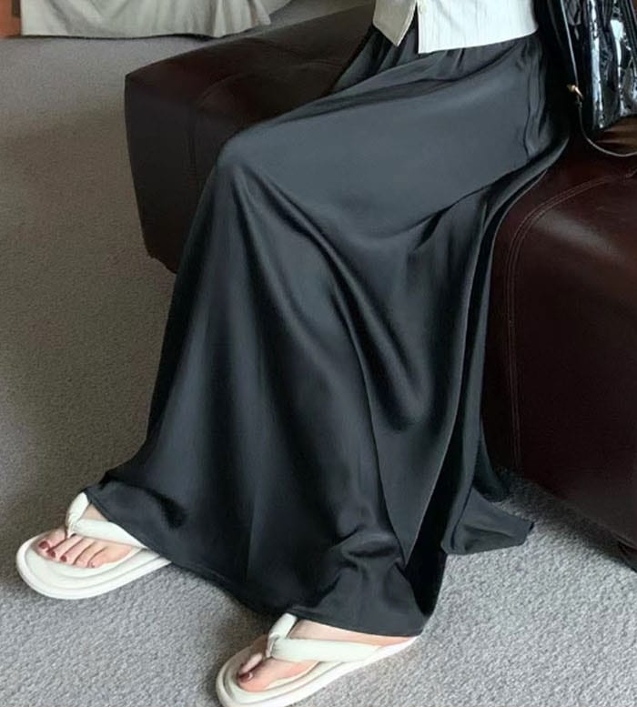 【送料無料】光沢感 ロング 春秋 滑らか レディース マキシ丈 ゴムウエスト プリーツスカート 黒 大きいサイズ