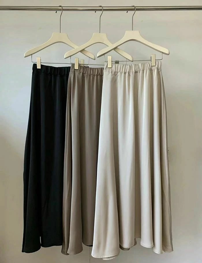 【送料無料】光沢感 ロング 春秋 滑らか レディース マキシ丈 ゴムウエスト プリーツスカート 黒 大きいサイズ