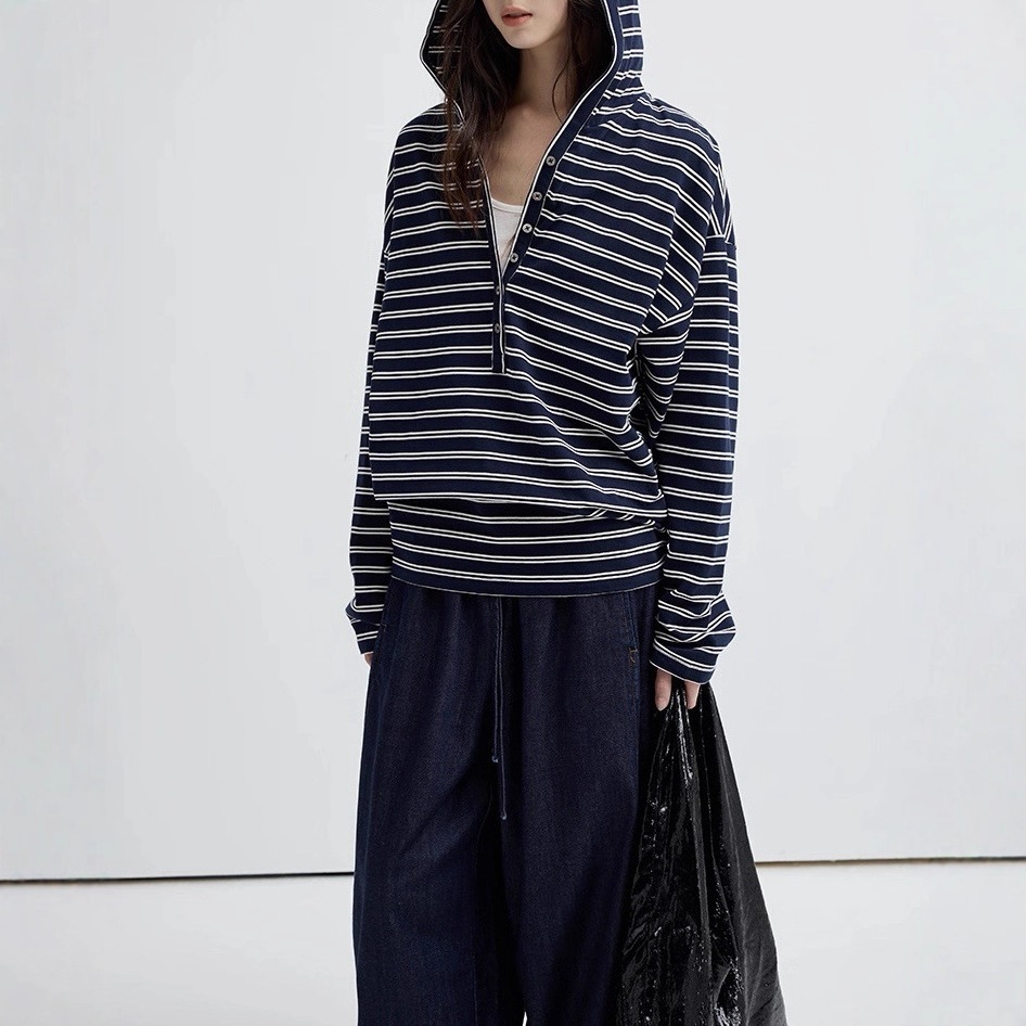 【送.料.無.料.急速発送】フード付きバックルの裾が自然に少し積まれたゆったりとした肩落ち長袖ストライプ 【送.料.無.料.急速発送】フード付きバックルの裾が自然に少し積まれたゆったりとした肩落ち長袖ストライプ