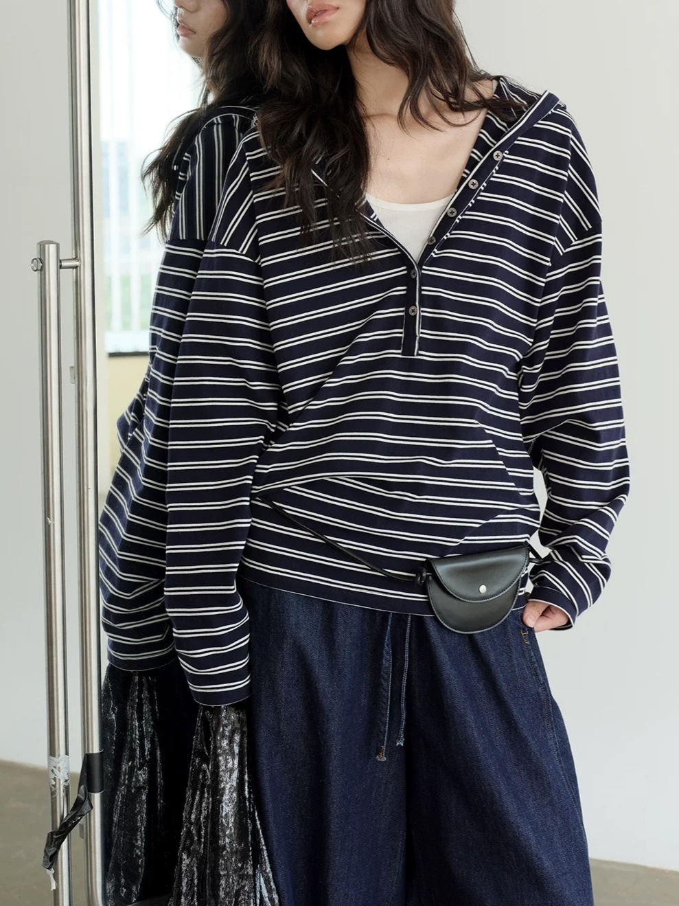【送.料.無.料.急速発送】フード付きバックルの裾が自然に少し積まれたゆったりとした肩落ち長袖ストライプ 【送.料.無.料.急速発送】フード付きバックルの裾が自然に少し積まれたゆったりとした肩落ち長袖ストライプ