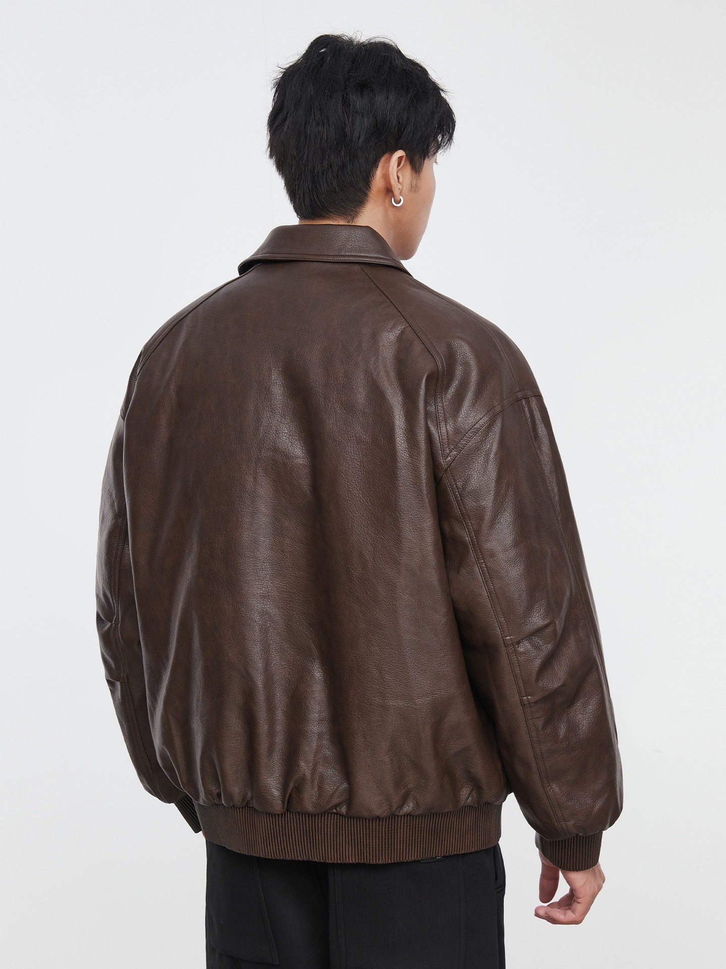 またPUレザーダウンジャケットメンズ冬の新しい日本のラペルファッション人気の若者のアヒルのダウンジャケットを停止します