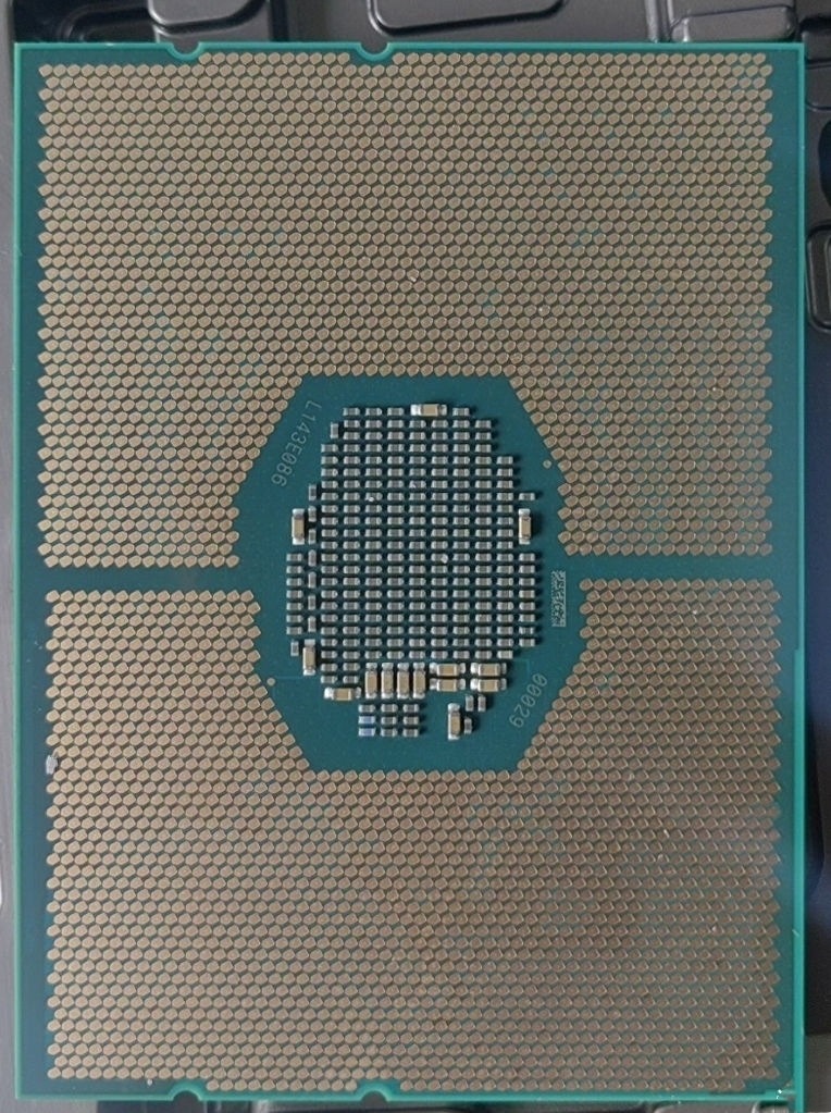 Intel Xeon Gold C5220R SRGZP 24C 2.2GHz 4.0GHz 35.75MB 150W LGA3647 DDR4-2666 5220R 相当