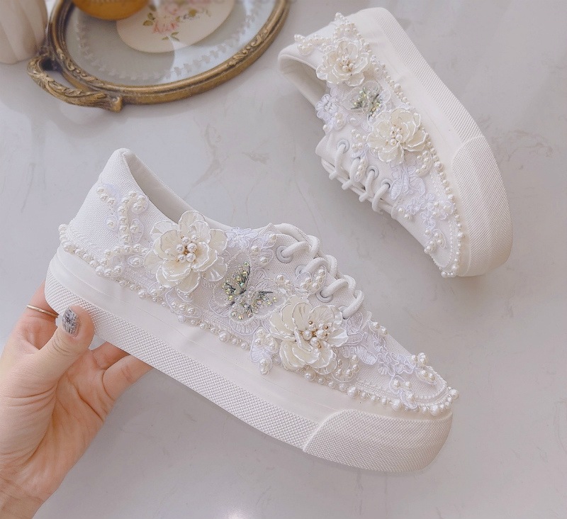 スニーカー レディース おしゃれ ビジュー フラワー 軽やか フェミニン 大人可愛い 歩きやすい キラキラ 華やか エレガント ホワイト イベント