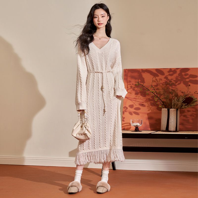 流れるセーターのドレスの長いセクションのアプリコットVネックニットドレス女性2025秋と冬の新しい怠惰な風ワンピース ワンピースレディース ドレス ロングワンピース ニットワンピース ワンピース レ 流れるセーターのドレスの長いセクションのアプリコットVネックニットドレス女性2025秋と冬の新しい怠惰な風ワンピース ワンピースレディース ドレス ロングワンピース ニットワンピース ワンピース レ