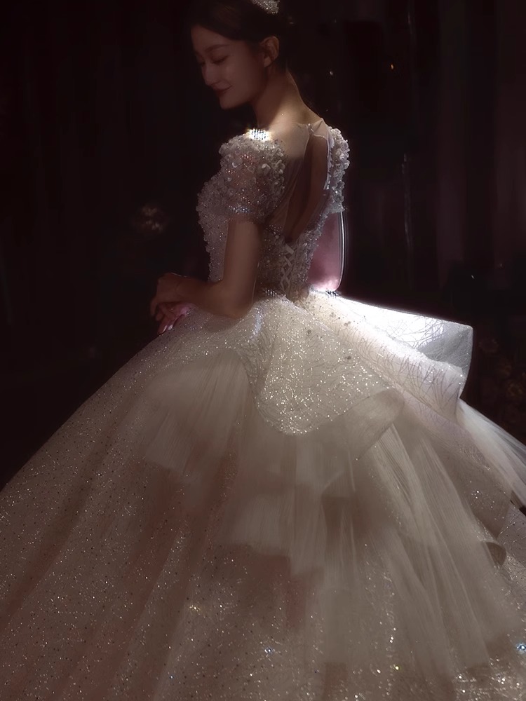 ウェディングドレス 袖あり スパンコール キラキラ キレイめ プリンセスドレス トレーンドレス 結婚式 ホワイトドレス 花嫁ドレス 白 編み上げ