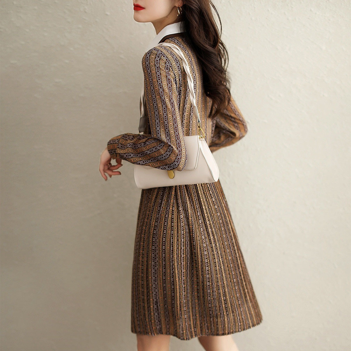 シャツワンピース クラシック ひざ丈 袖あり 長袖 襟付き Ａライン スリム 細身 タイト ボタン