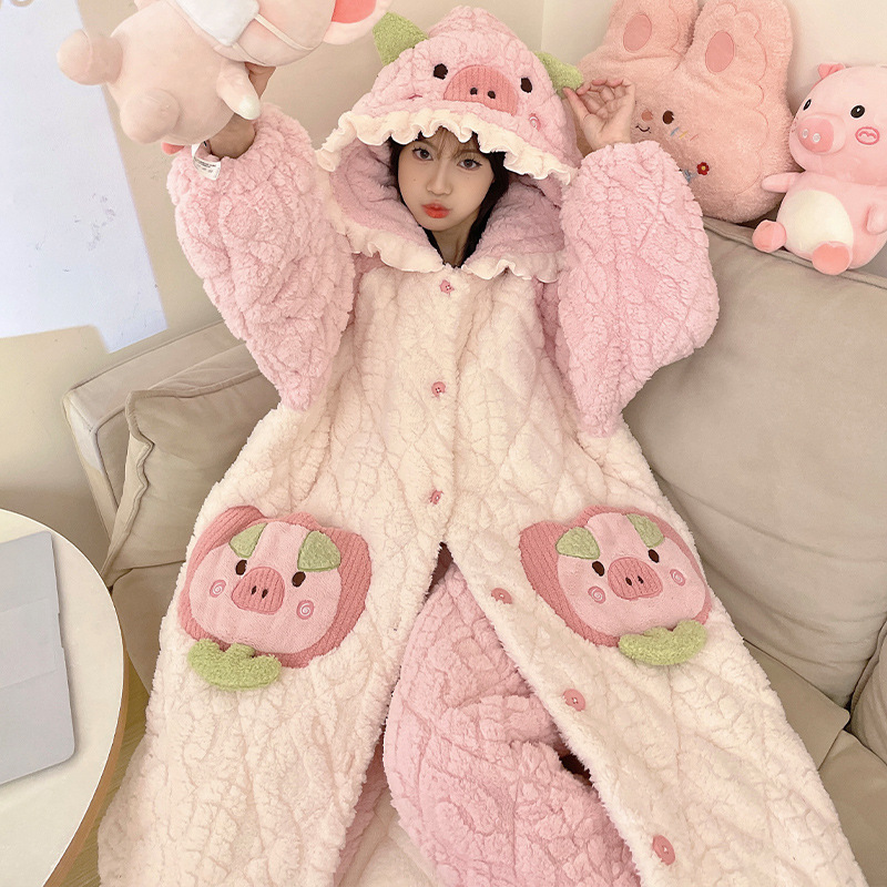 サンゴのベルベットのパジャマ女性は秋冬にベルベットを厚くして綿の上着を挟んで長い帽子のフランネルのかわいい家庭服を着ている サンゴのベルベットのパジャマ女性は秋冬にベルベットを厚くして綿の上着を挟んで長い帽子のフランネルのかわいい家庭服を着ている