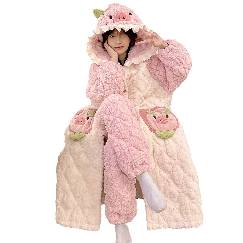 サンゴのベルベットのパジャマ女性は秋冬にベルベットを厚くして綿の上着を挟んで長い帽子のフランネルのかわいい家庭服を着ている サンゴのベルベットのパジャマ女性は秋冬にベルベットを厚くして綿の上着を挟んで長い帽子のフランネルのかわいい家庭服を着ている