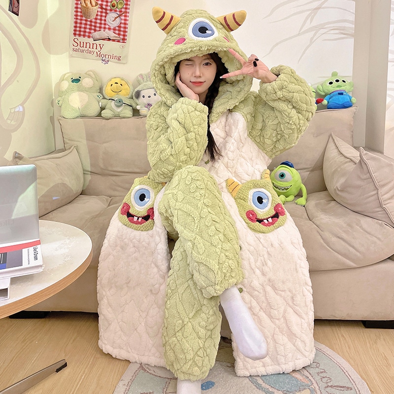 サンゴのベルベットのパジャマ女性は秋冬にベルベットを厚くして綿の上着を挟んで長い帽子のフランネルのかわいい家庭服を着ている サンゴのベルベットのパジャマ女性は秋冬にベルベットを厚くして綿の上着を挟んで長い帽子のフランネルのかわいい家庭服を着ている