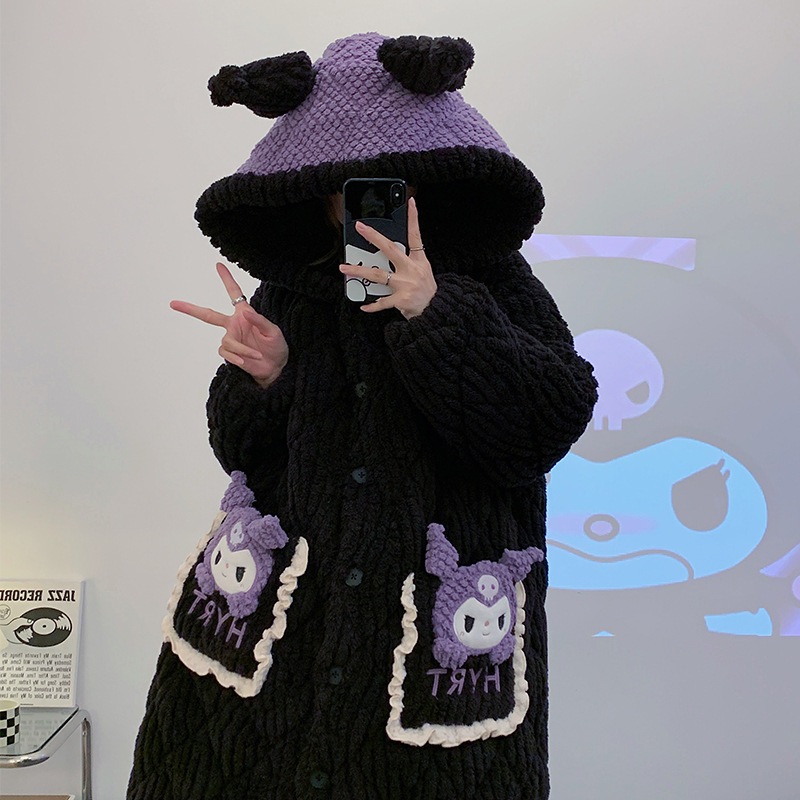 サンゴのベルベットのパジャマ女性は秋冬にベルベットを厚くして綿の上着を挟んで長い帽子のフランネルのかわいい家庭服を着ている サンゴのベルベットのパジャマ女性は秋冬にベルベットを厚くして綿の上着を挟んで長い帽子のフランネルのかわいい家庭服を着ている