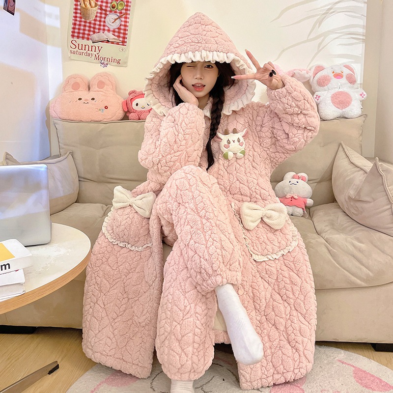 サンゴのベルベットのパジャマ女性は秋冬にベルベットを厚くして綿の上着を挟んで長い帽子のフランネルのかわいい家庭服を着ている サンゴのベルベットのパジャマ女性は秋冬にベルベットを厚くして綿の上着を挟んで長い帽子のフランネルのかわいい家庭服を着ている