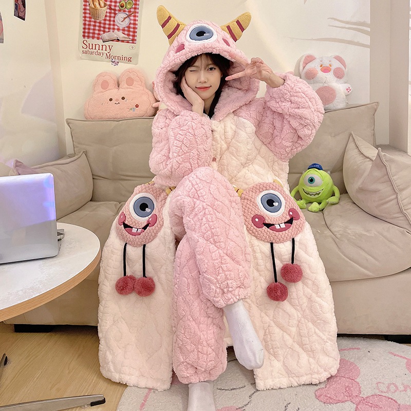 サンゴのベルベットのパジャマ女性は秋冬にベルベットを厚くして綿の上着を挟んで長い帽子のフランネルのかわいい家庭服を着ている サンゴのベルベットのパジャマ女性は秋冬にベルベットを厚くして綿の上着を挟んで長い帽子のフランネルのかわいい家庭服を着ている